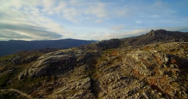 Aereo, Volo sul deserto pietroso a Cela, Portogallo — Video Stock