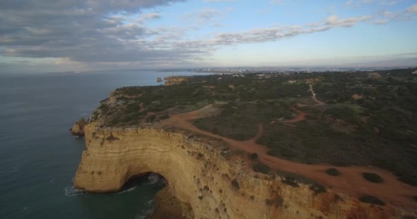 Aérienne, Volant Le Long De La Ligne De Falaise Raide à Ferragudo, Portugal — Video