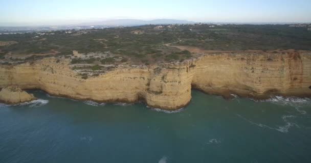 Антена, політ вздовж лінії круті скелі в Ferragudo, Португалія — стокове відео