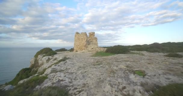 Aérea, Volando a lo largo de la empinada línea del acantilado en Ferragudo, Portugal — Vídeo de stock