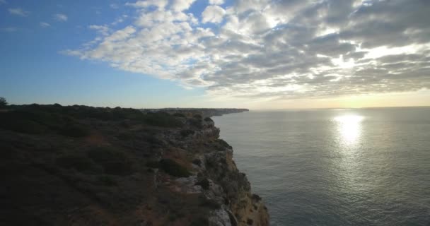 空中，飞沿着陡峭的悬崖线在 Ferragudo，葡萄牙 — 图库视频影像