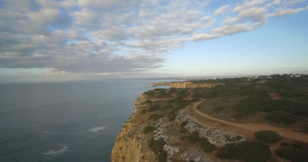 Antenna, repül a meredek szikla vonal mentén Ferragudo, Portugália — Stock videók