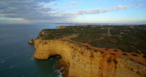 Aéreo, voando ao longo da linha penhasco íngreme em Ferragudo, Portugal — Vídeo de Stock