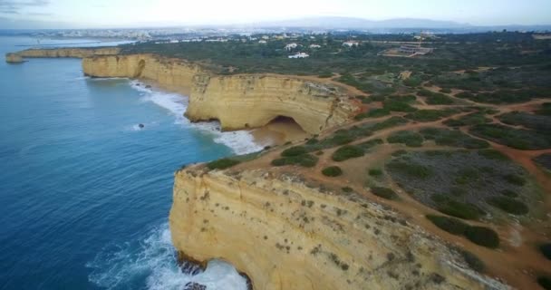 Antenne, vliegen langs de steile klif lijn bij Ferragudo, Portugal — Stockvideo