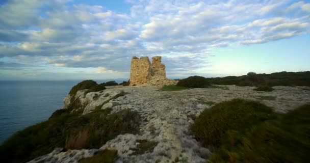Hava, Ferragudo, Portekiz sarp uçurum hat boyunca uçan — Stok video