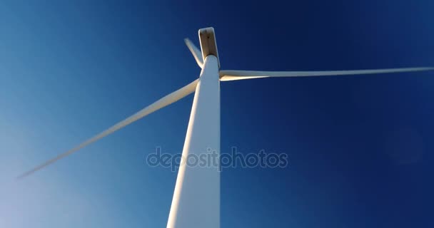 Plusieurs éoliennes sur une centrale électrique, Portugal — Video