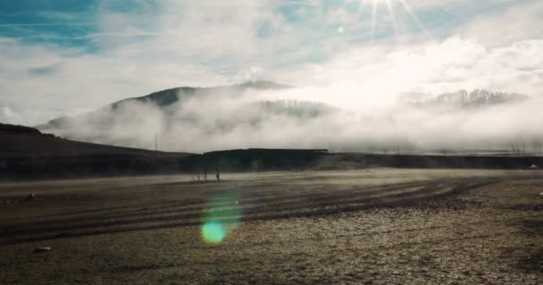 干的很多雾河床的 Embalse De Riano，西班牙 — 图库视频影像