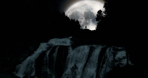 VFX Shot - Enorme super luna por encima de una enorme cascada con la silueta de un hombre, Noruega — Vídeos de Stock