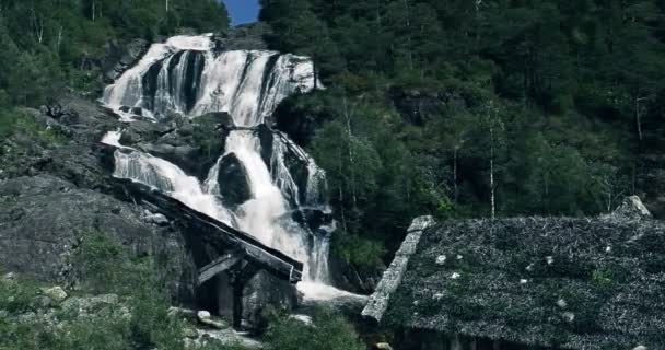 VFX Shot - stort vattenfall med antika Hut Front, Norge — Stockvideo