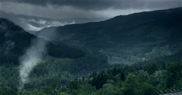 VFX Shot - Mira hacia abajo a un fiordo y antiguos perros en un día lluvioso, Noruega — Vídeo de stock