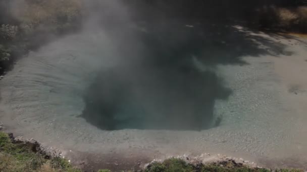 マンモス ホット スプリングス、イエローストーン国立公園、アメリカ合衆国 — ストック動画