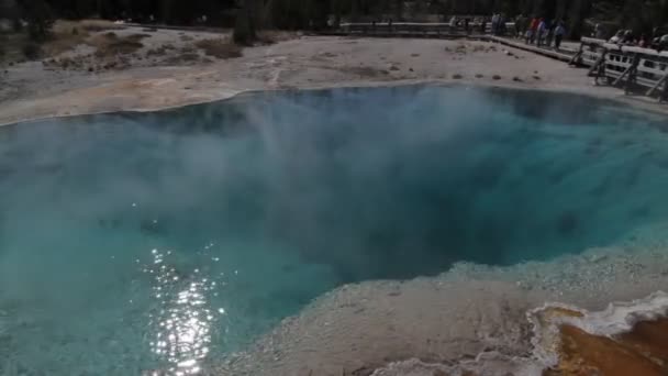 Mammoth Hot Springs, Parque Nacional Yellowstone, Estados Unidos — Vídeo de stock