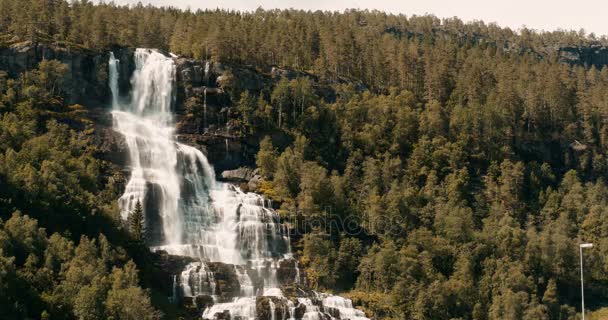 Mooie Tvindefossen waterval, Noorwegen - filmische stijl — Stockvideo