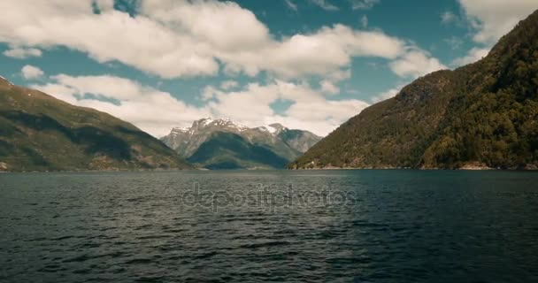 Passeio de barco costeiro em um fiorde, Noruega - Estilo cinematográfico — Vídeo de Stock