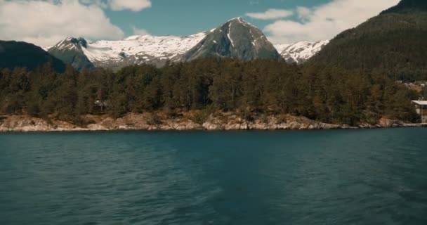 Kıyı Boattrip üzerinde bir fiyort, Norveç - sinema tarzı — Stok video