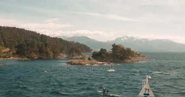 Kıyı Boattrip üzerinde bir fiyort, Norveç - sinema tarzı — Stok video