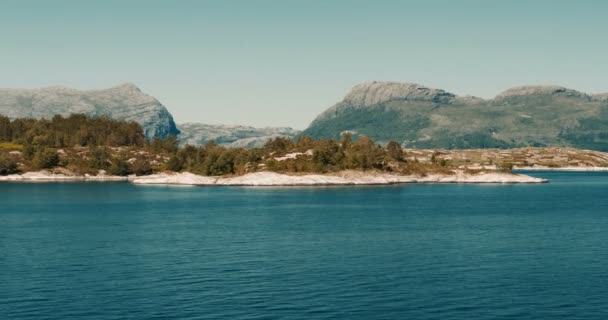 Pobřežní Boattrip na Fjord, Norsko - filmový styl — Stock video