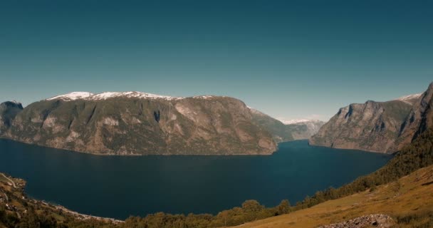 Epischer Blick auf einen Fjord in Norwegen - filmischer Stil — Stockvideo