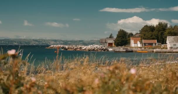 Casas na costa do Oceano Atlântico, Noruega - Estilo Cinematográfico — Vídeo de Stock