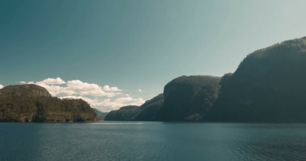 Vista idílica de un fiordo noruego - Estilo cinematográfico - Pan — Vídeo de stock