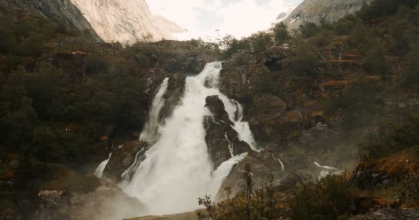 Cascada Kleivafossen camino al glaciar Briksdal, Noruega - Estilo cinematográfico — Vídeo de stock