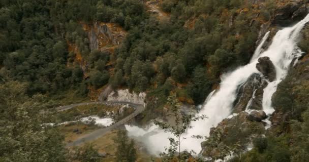 Cascata Kleivafossen in rotta verso il ghiacciaio Briksdal, Norvegia - Stile cinematografico — Video Stock