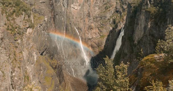 Ουράνιο τόξο στο το Voringsfossen καταρράκτη, Νορβηγία - κινηματογραφικό στυλ — Αρχείο Βίντεο