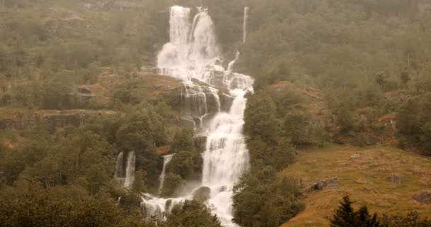 Cascada en el valle de Briksdalsbreen en lluvia fuerte, Noruega - Estilo cinematográfico — Vídeos de Stock