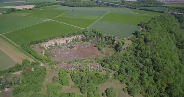 Antenowe, stary kamieniołom, pośród pól uprawnych i lasów, Niemcy — Wideo stockowe