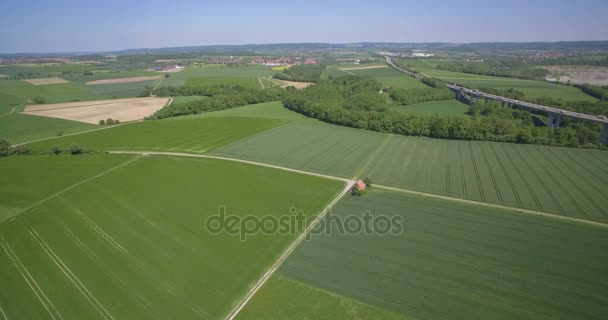 Antény, zemědělské půdy a německé Dálniční most — Stock video