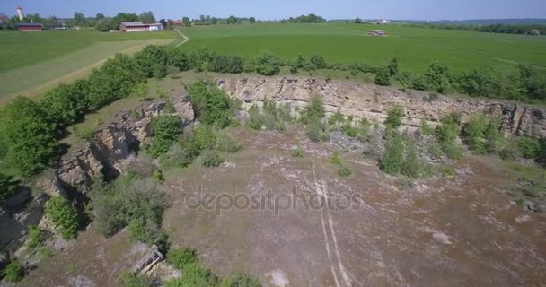 Antenne, alter Steinbruch, umgeben von Ackerland und Wald, Deutschland — Stockvideo