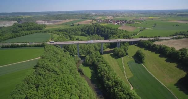 Antény, Backflight německé Dálniční most, zemědělské půdy a řeka — Stock video