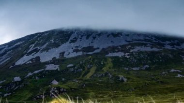 Mount Errigal, County Donegal, Ireland kapsayan bulutlar