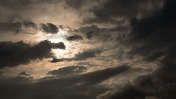 Dåligt väder moln som täcker solen — Stockvideo