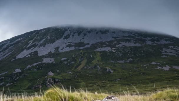 Wolken, die den Berg Errigal, County Donegal, Irland bedecken — Stockvideo