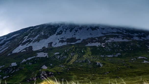 Chmury, obejmujące Mount Errigal, County Donegal, Irlandia — Wideo stockowe