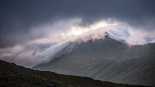 Time Lapse - Nuvens muito rápidas cobrindo montanha em Molls Gap, Irlanda — Vídeo de Stock