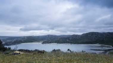 Zaman atlamalı, hızlı hareket bulutlar üzerinde Gruinard Bay, İskoçya