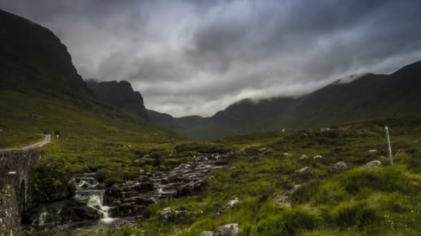 Idő telik el, a nehéz Stormclouds és az eső a Applecross Pass, Skócia — Stock videók