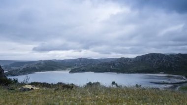 Zaman atlamalı, hızlı hareket bulutlar üzerinde Gruinard Bay, İskoçya