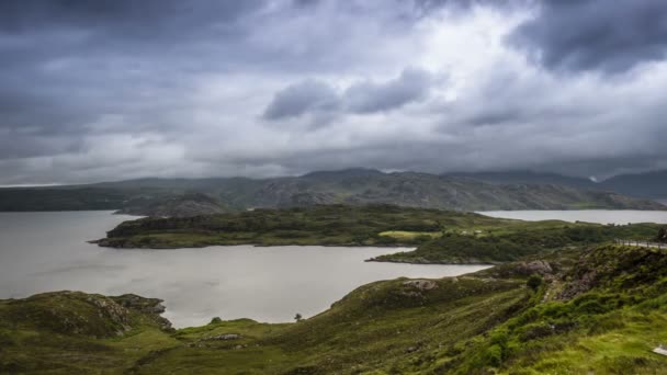 Temps écoulé, nuages orageux et fortes pluies sur le littoral de Shieldaig, Écosse — Video