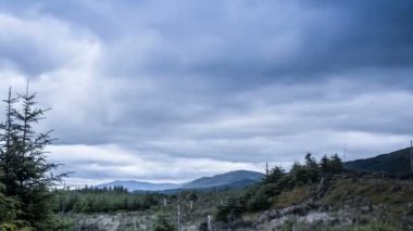 Zaman atlamalı, dramatik bulutlar üzerinde Loch Lomond ve Trossachs Milli Parkı