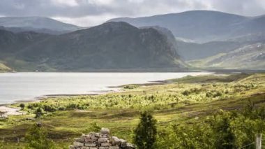 Zaman atlamalı, gökyüzü ve bulutlar üzerinde dağ silsilesi, Loch Erribol, İskoçya