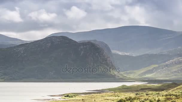 Time-lapse, Sky en Clouds Over bergketen, Loch Erribol, Schotland, close-up, Pan — Stockvideo