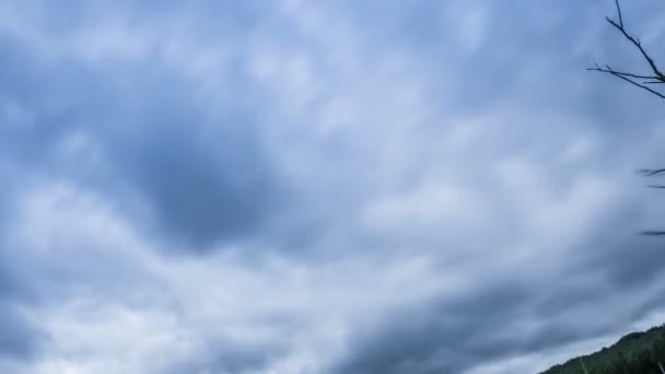 Над национальным парком "Ломонд" в Шотландии время от времени возникают грозовые облака — стоковое видео