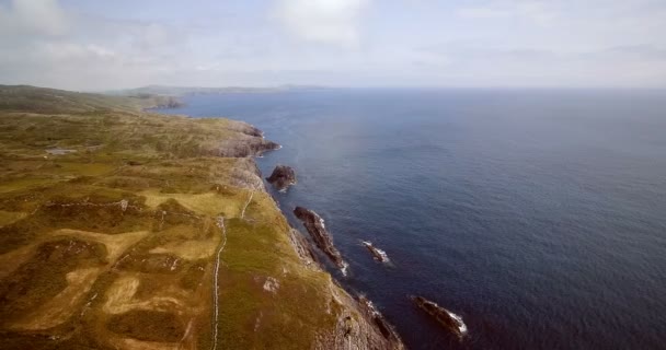 Luchtfoto, Ierse kliffen, County Cork, Ierland — Stockvideo