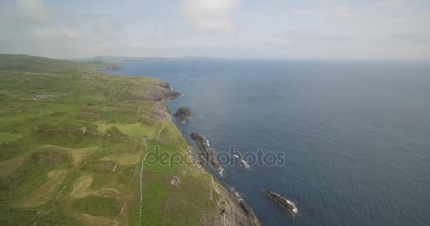 Aerial, Irish Cliffs, Contea di Cork, Irlanda — Video Stock