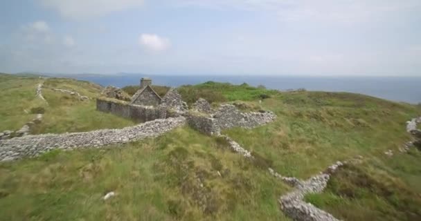 Εναέρια, ιρλανδική βράχια, κομητεία Κορκ, Ιρλανδία — Αρχείο Βίντεο