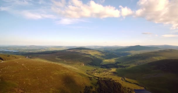 Εναέρια, Lough Tay λίμνη στο Luggala, κομητεία Wicklow, Ιρλανδία — Αρχείο Βίντεο