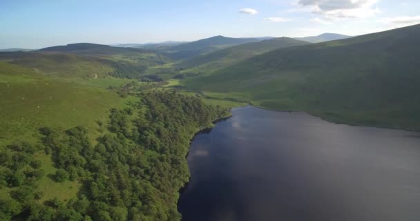 Antenne, Lough Tay meer in Luggala, County Wicklow, Ierland — Stockvideo